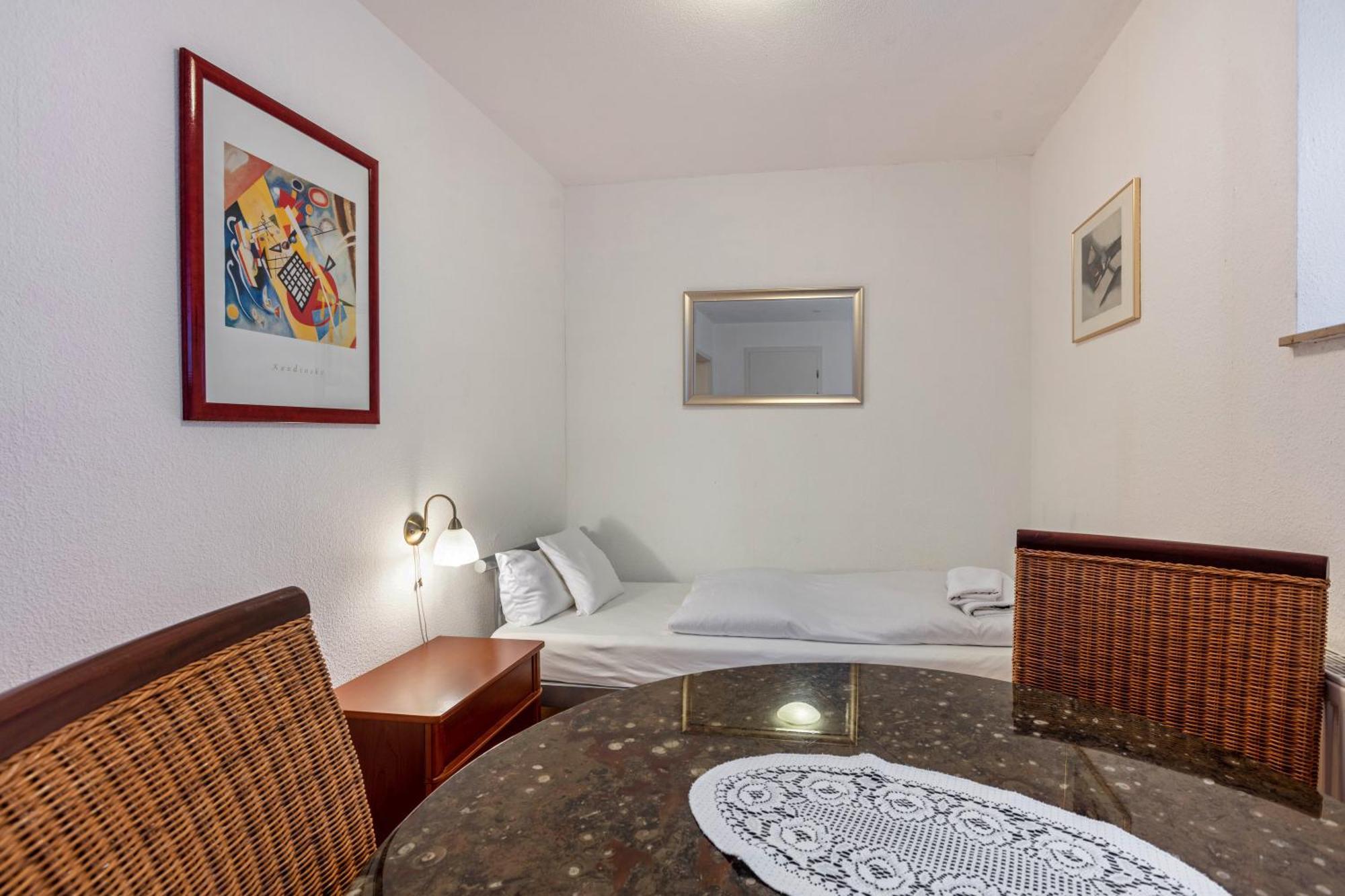 Apartments Am Schwarzwaelder Hof Бад-Беллинген Экстерьер фото